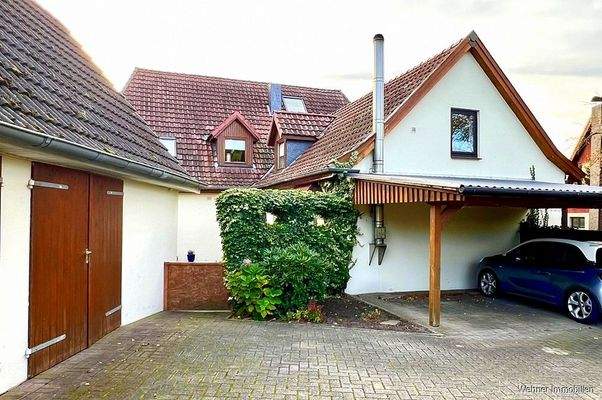 Hofseite mit Doppelcarport