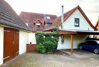 Hofseite mit Doppelcarport