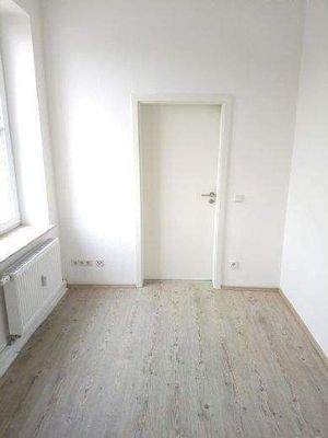 Kinder- o. Arbeitszimmer mit Laminat