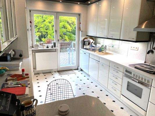 10_Küche m. Zugang z. Garten.jpg