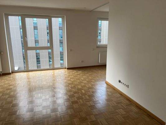 Rechts Zugang zur offenen Küche