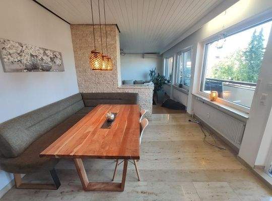 Esszimmer (mit Zugang zum Balkon) Bild 3