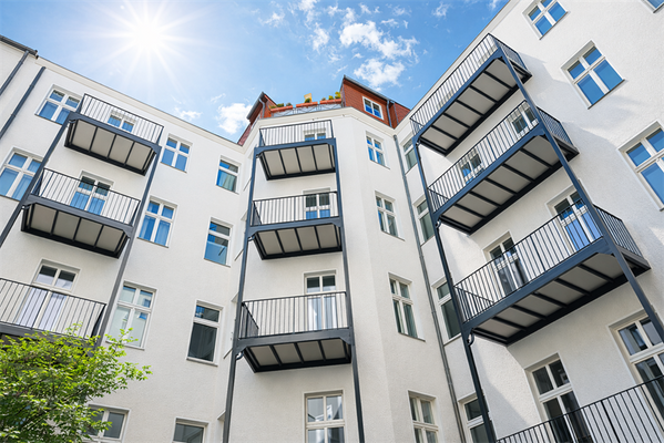 Hoffassaden mit neuen Balkonen