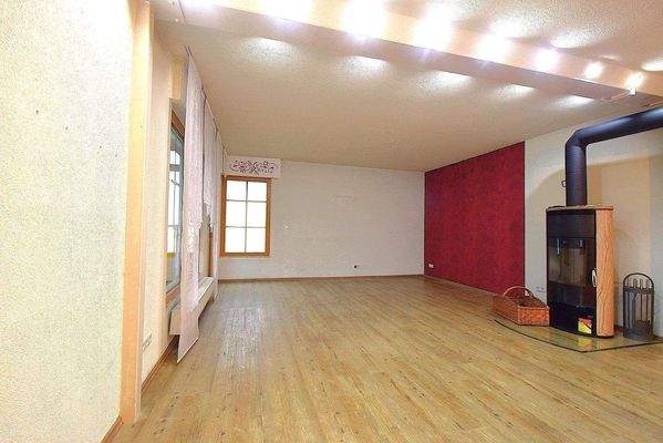 EG: Wohnzimmer, Schwedenofen mit Wassertasche    D