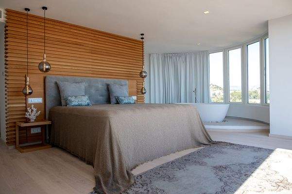 Schlafzimmer mit Badewanne