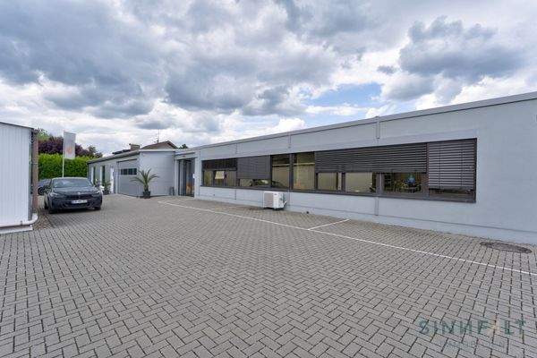 Halle mit Büro und Sozialräumen