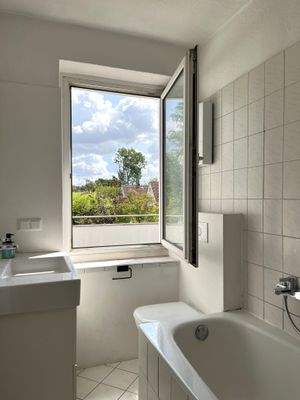 Tageslichtbadezimmer mit Duschwanne