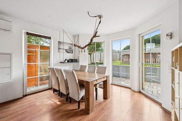 Offene Essbereich mit Blick in den Garten