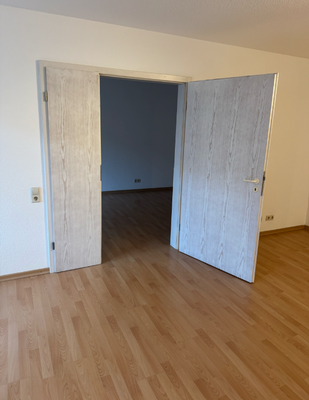 Blick in das Schlafzimmer.png