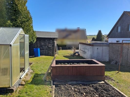 Garten mit Gewächshaus
