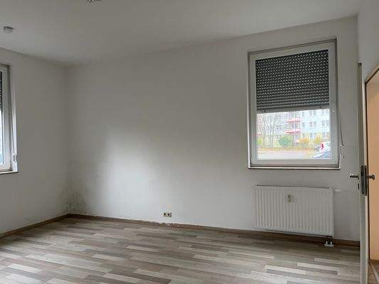 Leeres Zimmer mit Fenstern