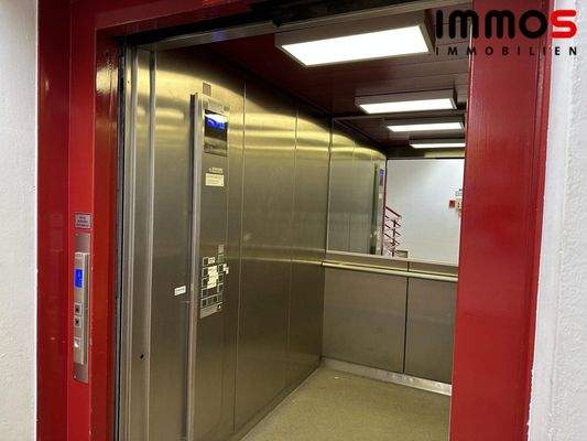 Personen- und Lastenlift vorhanden