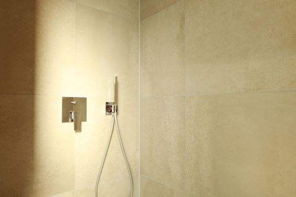 ebenerdige Dusche mit Unterputzarmaturen