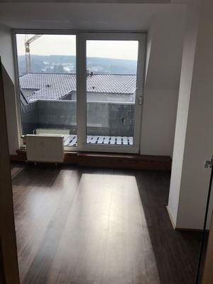 Wohnzimmer mit Balkon  Laminatboden erneuert