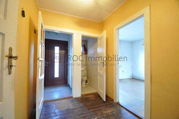 Flur mit Eingang und Gäste-WC