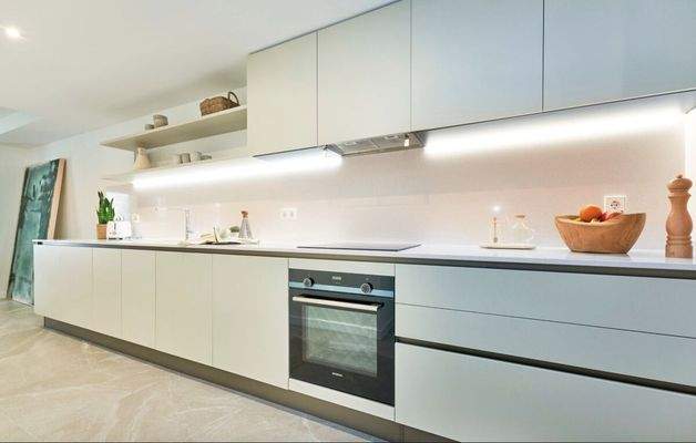 Hochwertig ausgestattete Küche mit Silestone-Arbeitsplatte