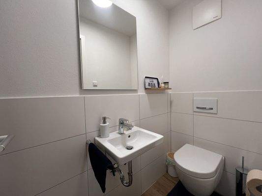 Modernes Gäste-WC mit hochwertiger Sanitärausstattung und cleverer Raumnutzung