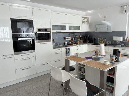 mit Frühstücksinsel