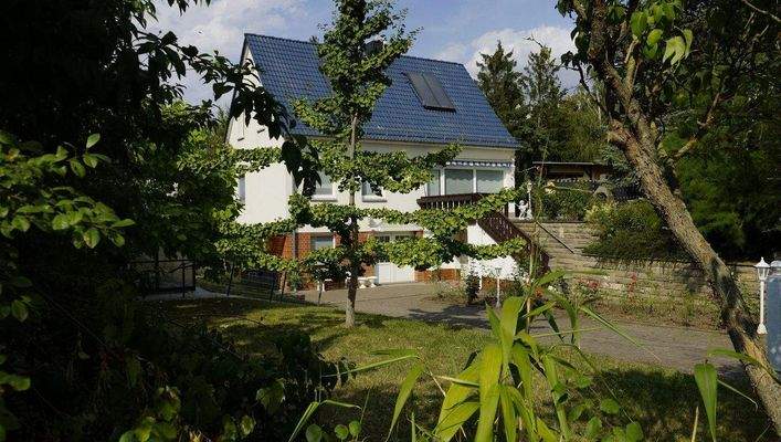 Südansicht mit Vorgarten