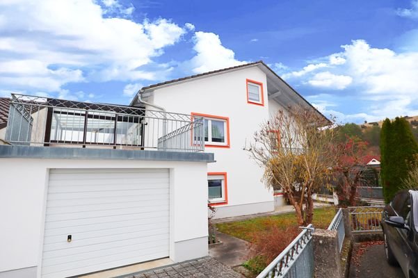 Front mit Garage