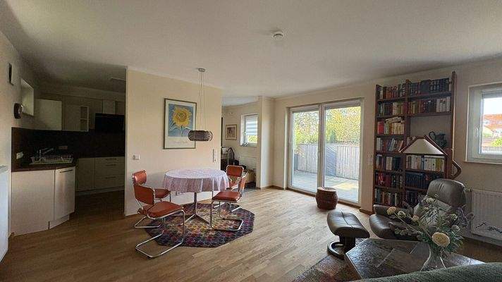 Helles Wohn- und Esszimmer 