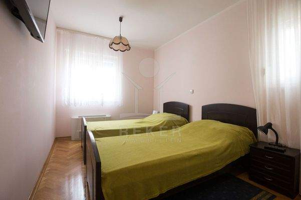 Jedes der beiden einzelnen Zimmer hat ein Bad