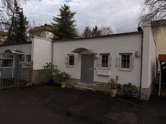 Parkplätze und Haupteingang