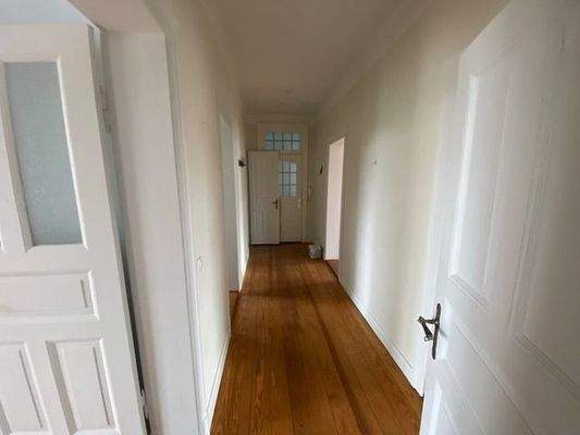 Flur mit Eingangstür