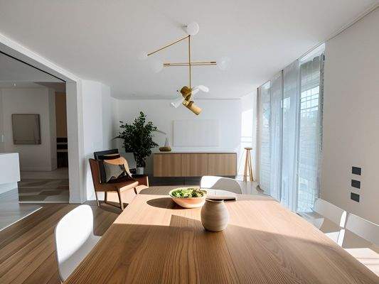 Essbereich mit Zugang zu Terrasse Visualisiert