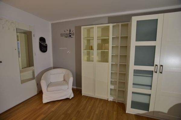 Kleiderschrank mit Vitrine.JPG