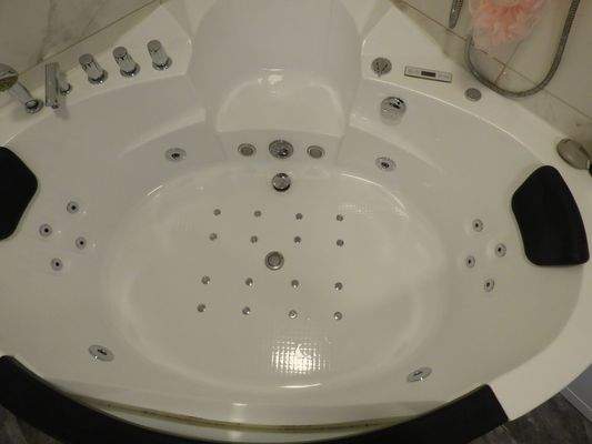 8 OG Badewann mit Sprudeleinrichtung.JPG