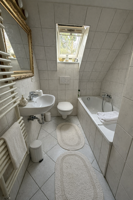 Badezimmer mit Badewanne