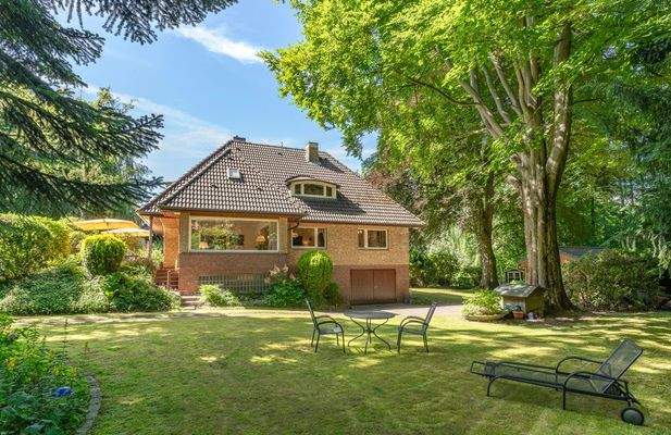 Hausansicht mit Blick aus dem Garten