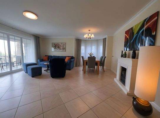 Lichtdurchflutetes Wohnambiente mit eleganter Raumaufteilung und integriertem Kamin