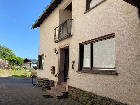 Seitenansicht mit Eingangstür