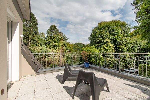 Balkon mit grünem Panorama als Ruheoase