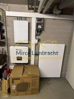 PV: Wechselrichter und Speicher (13,5 kWh)