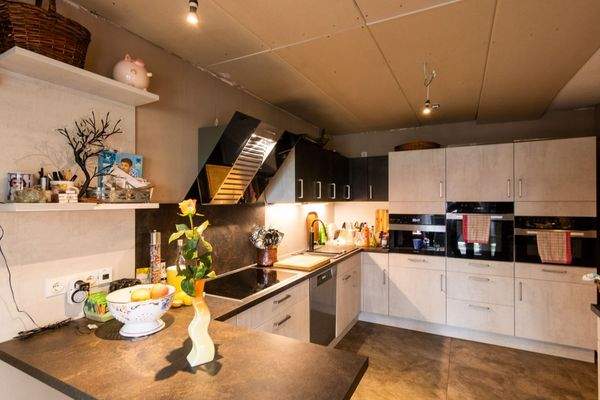 Küche mit Einbauküche