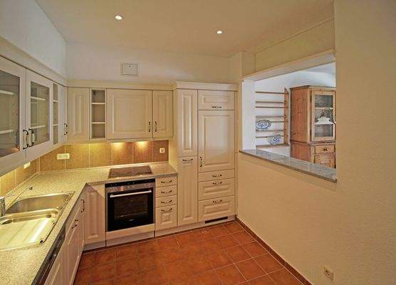 Küche mit Durchreiche