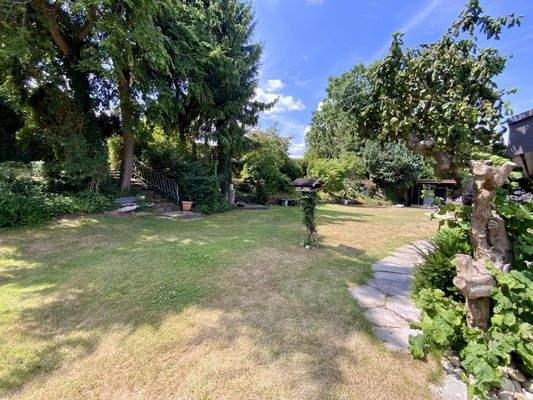 Garten mit schönem Pflanzbestand