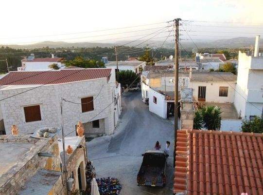 Kreta, Margarites: Renoviertes Steinhaus im Dorf zu verkaufen