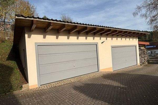 Nebengebäude - 2 Doppelgaragen