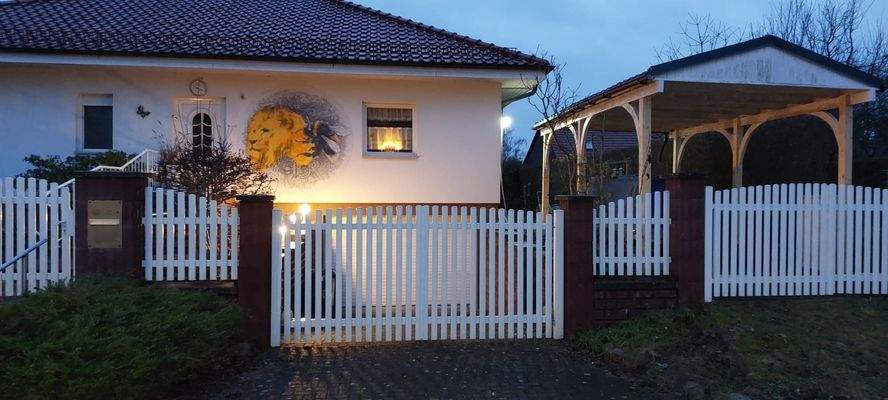 Frontansicht mit Carport