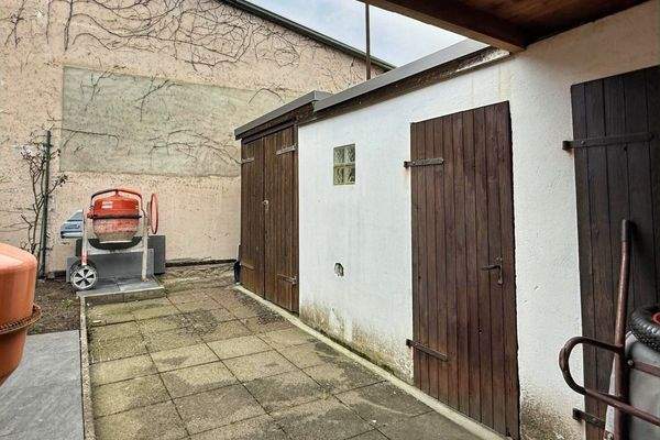 Optionaler Geräteschuppen hinter den Garagen