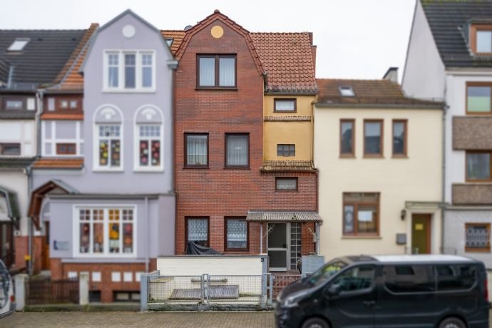 Renovierungsbedürftiges Zwei-bis Dreifamilienhaus in gesuchter Lage