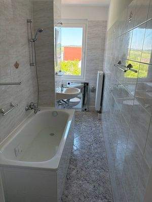 Bad mit Fenster
