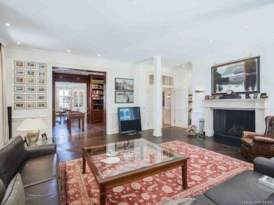 Wohnzimmer mit offenem Kamin