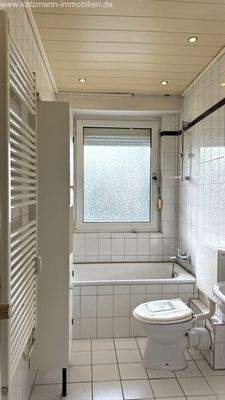 Bad mit Wanne, Fenster u. Handtuchwärmekörper