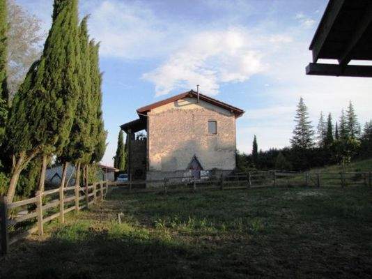 Hausseite mit Reitplatz