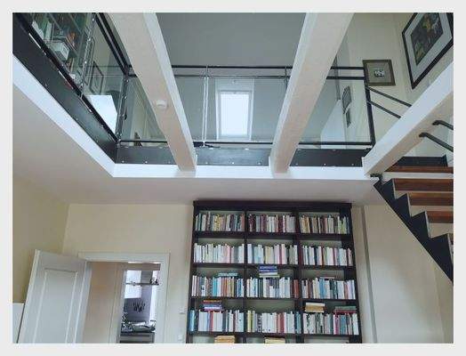 08 Wohnzimmer mit offenen Deckenbalken (3).jpg